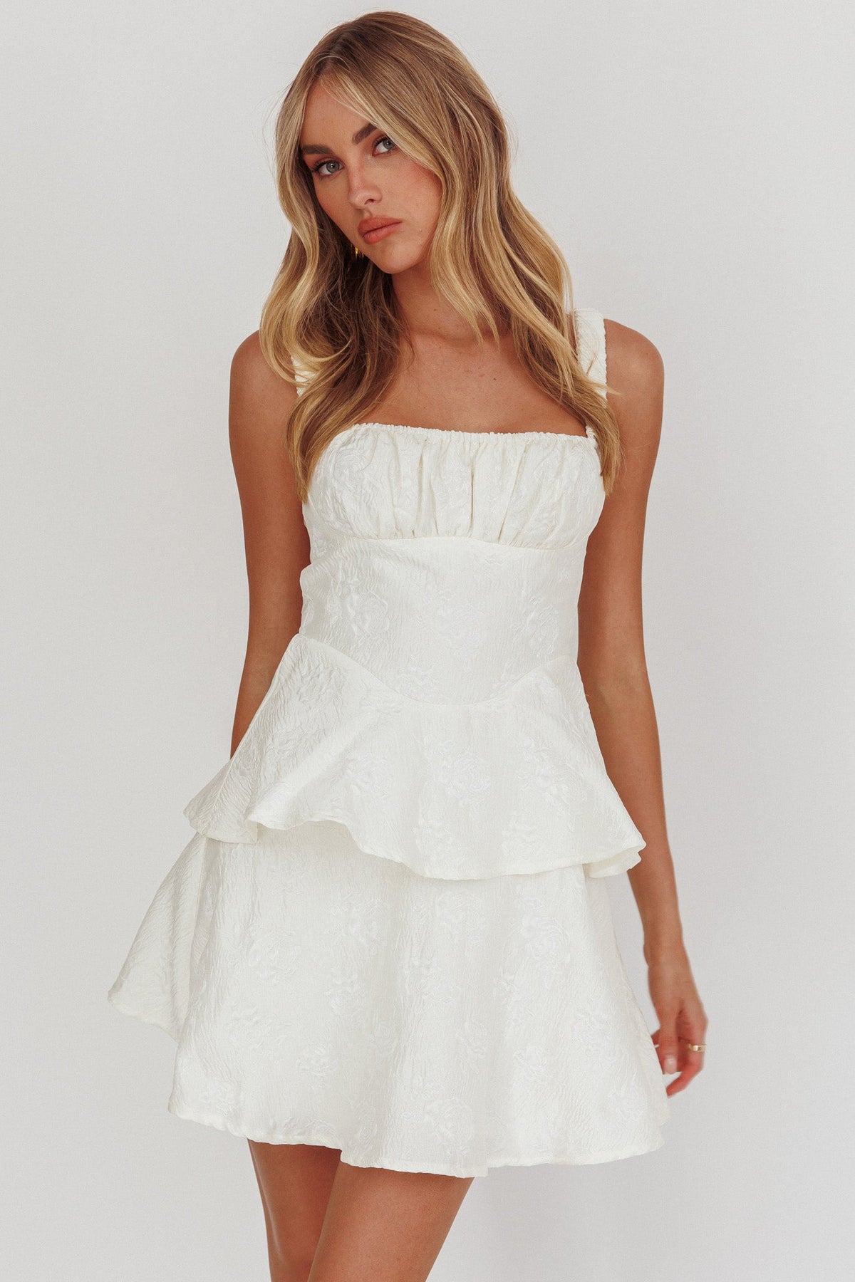 Minivestido con péplum y estampado floral "Provence Bloom" en color crema
