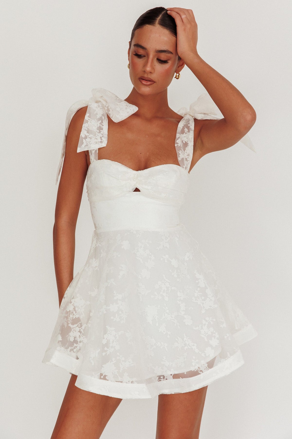 Vestido mini con ojo de cerradura y hombros anudados Oliana blanco
