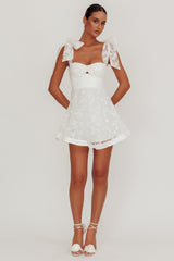Vestido mini con ojo de cerradura y hombros anudados Oliana blanco