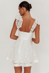 Vestido mini con ojo de cerradura y hombros anudados Oliana blanco