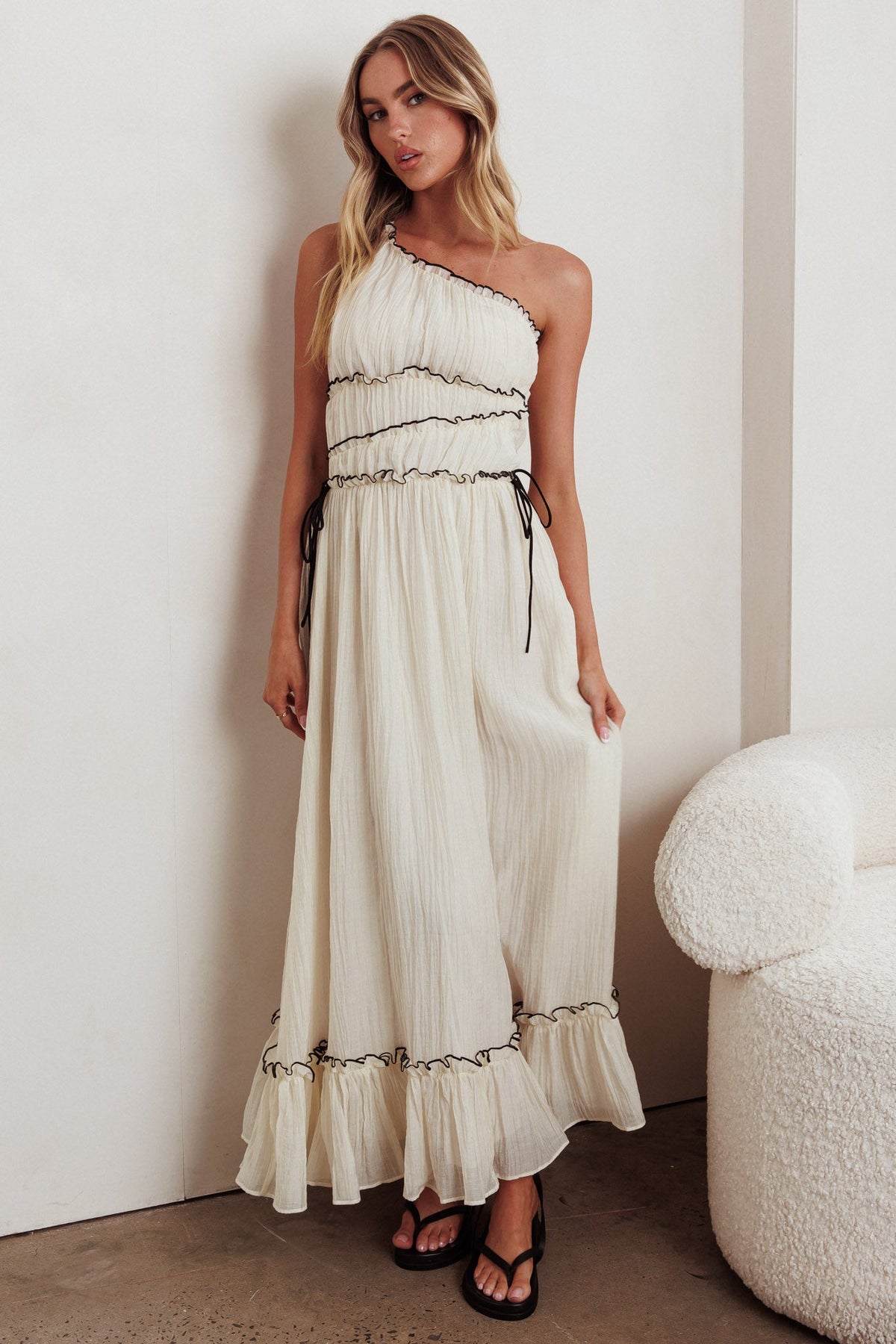 Vestido Maxi de Um Ombro Só Ballad Off-White