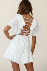 Vestido romántico de manga acampanada con espalda de cordones y relieve floral blanco