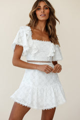 Vestido romántico de manga acampanada con espalda de cordones y relieve floral blanco