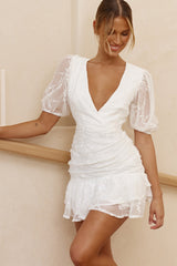 Vestido Blanco con Mangas Abullonadas y Volantes Anchos con Dobladillo de Flores de Cerezo