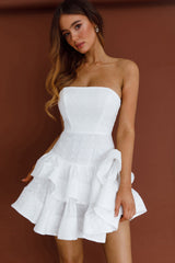 Vestido blanco sin tirantes con volantes Bella Donna