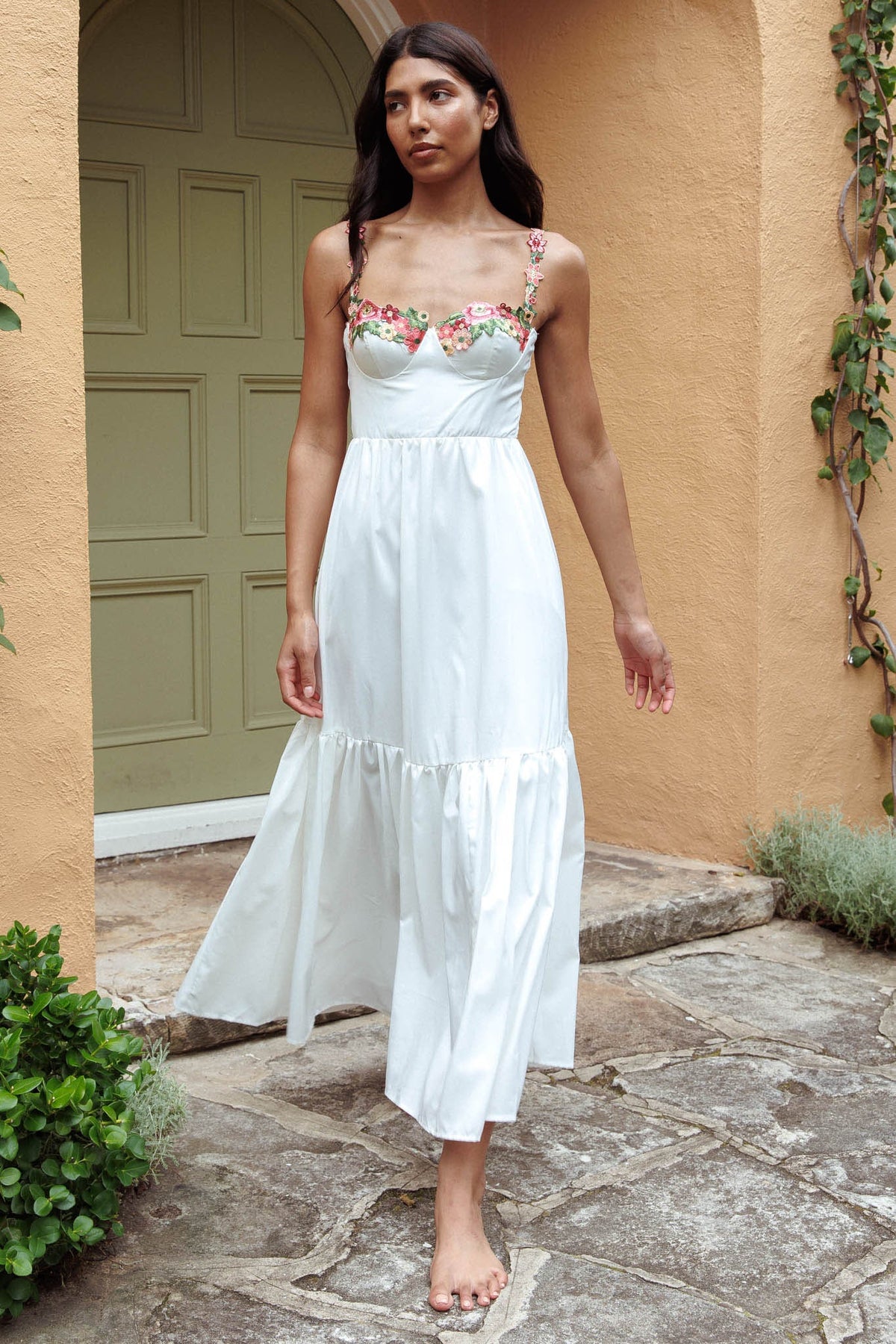 Vestido midi de corte A con apliques florales Rose Garden blanco