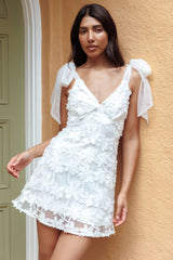 Minivestido blanco de Mykonos con hombros anudados y adornos