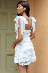 Minivestido blanco de Mykonos con hombros anudados y adornos